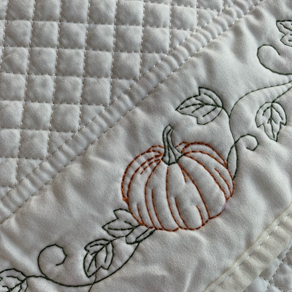 Nicole Miller Sunflower pumpkin white quilted table runner NWT Thanksgiving Fall - Picture 6 of 8